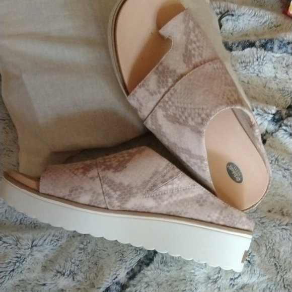 Dr Scholls slip on shoes. Sz 7.5 Worn once - Picture 5 of 5